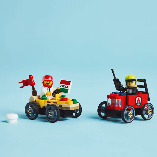 LEGO® CITY ΠΑΚΕΤΟ ΑΓΩΝΙΣΤΙΚΩΝ ΑΥΤΟΚΙΝΗΤΩΝ - ΦΟΡΤΗΓΑΚΙ ΠΙΤΣΑΣ VS. ΠΥΡΟΣΒΕΣΤΙΚΟ ΦΟΡΤΗΓΟ - Image 6